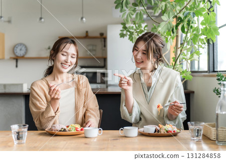 一位女士與她的女性朋友和媽媽朋友一起享用美味的午餐(女孩之夜) 一位女士與她的女性朋友和媽媽朋友一起享用美味的午餐(女孩之夜) 131284858