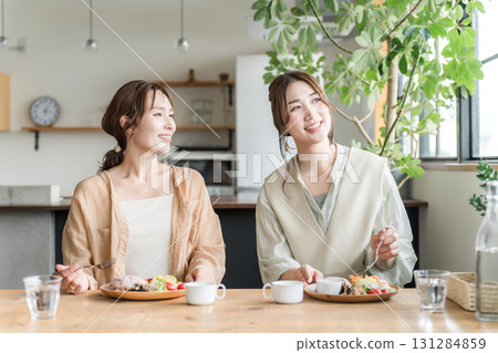 一位女士與她的女性朋友和媽媽朋友一起享用美味的午餐(女孩之夜) 一位女士與她的女性朋友和媽媽朋友一起享用美味的午餐(女孩之夜) 131284859