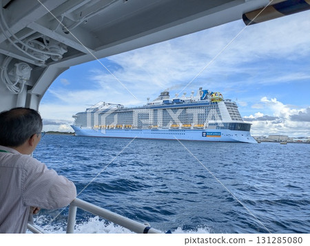 一名男子看著一艘遊輪 131285080