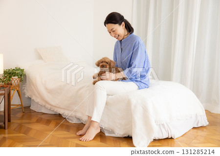 寵物：狗狗和主人一起在床上休息 131285214