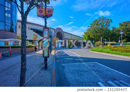 從東京都狛江市狛江站北口巴士站附近眺望小田急線狛江站 從東京都狛江市狛江站北口巴士站附近眺望小田急線狛江站 131285437