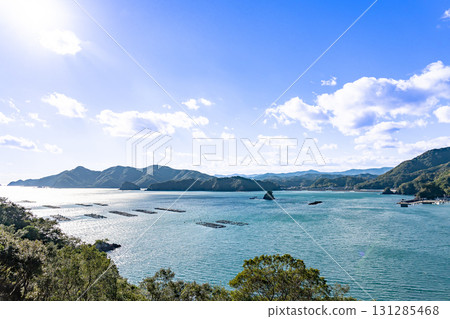 從三重縣南伊勢町中之磯展望台眺望的秋季新重灣和戶良漁港 131285468