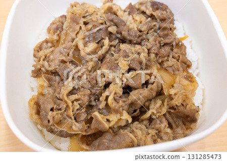 美味的牛肉飯午餐 美味的牛肉飯午餐 131285473