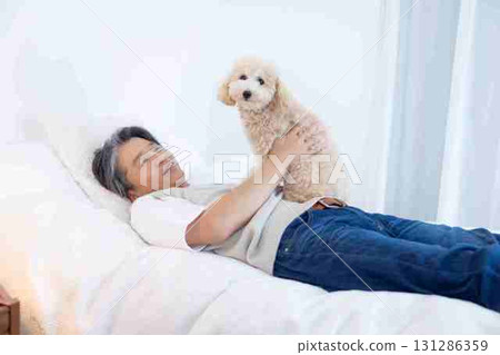 寵物:狗狗和主人一起在床上休息 寵物:狗狗和主人一起在床上休息 131286359