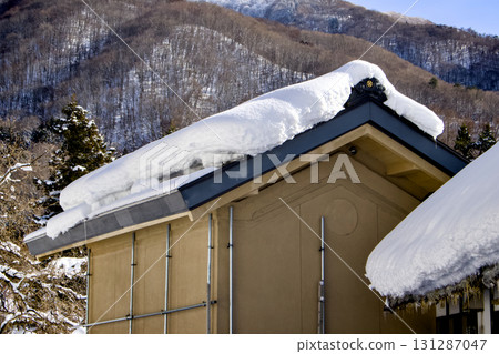 山上和屋頂上積雪的日常景象 131287047