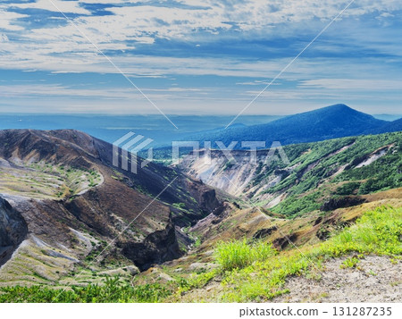 從藏王山脈眺望，夏季的御釜火山口是這片荒涼的山谷 131287235