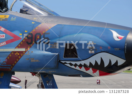 The shooting window of the Air Self-Defense Force RF-4E Phantom II reconnaissance aircraft 131287328