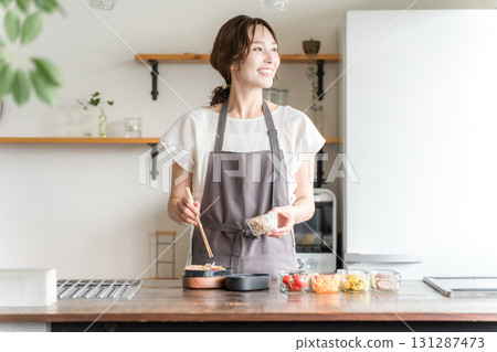Young Asian woman (mother, wife, housewife) packing lunch in the kitchen 131287473