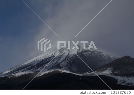 白雪皚皚的富士山及其側面火山寶永山的不同面貌 7 131287630