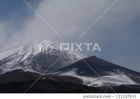 白雪皚皚的富士山及其側面火山寶永山的不同面貌 8 白雪皚皚的富士山及其側面火山寶永山的不同面貌 8 131287631