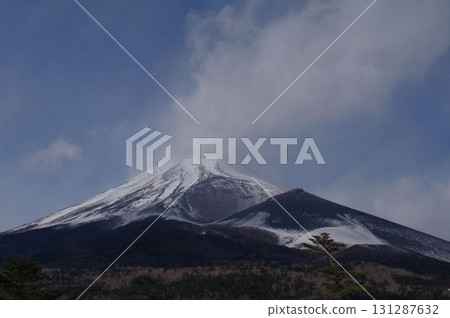 白雪皚皚的富士山及其側面火山寶永山的不同面貌 9 131287632