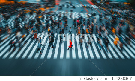 人群穿過交叉路口 131288367