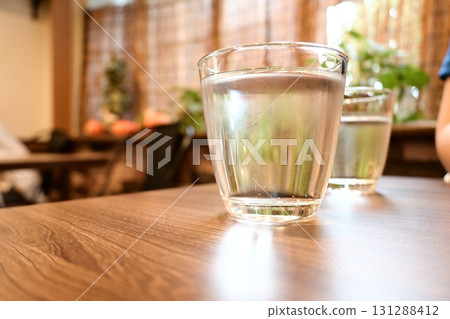 在時尚咖啡館喝一杯水 131288412