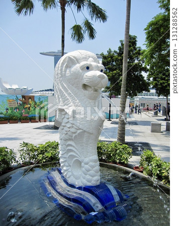 A miniature Merlion behind the famous Singapore Merlion! 131288562