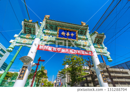 Yokohama cityscape, Japan, September 26th. The heatwaves have subsided, but the heat is back... View of Yokohama Chinatown, Enpeimon Gate, and other areas. Yokohama cityscape, Japan, September 26th. The heatwaves have subsided, but the heat is back... View of Yokohama Chinatown, Enpeimon Gate, and other areas. 131288704