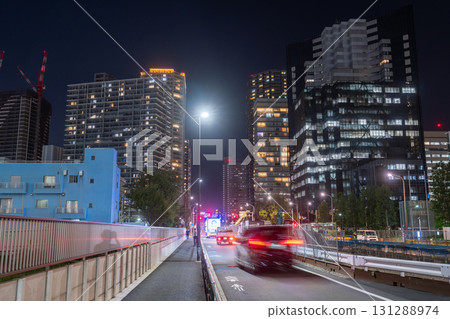 東京港區港南地區一棟塔樓公寓大樓的夜景 東京港區港南地區一棟塔樓公寓大樓的夜景 131288974