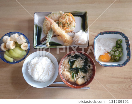 Tempura set - A classic Japanese dish: Prawn tempura set meal (includes a small side dish and dessert) Tempura set - A classic Japanese dish: Prawn tempura set meal (includes a small side dish and dessert) 131289191