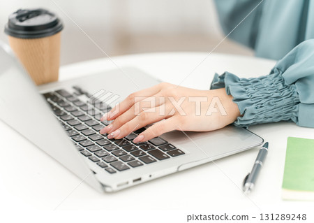 操作膝上型計算機的婦女的手 操作膝上型計算機的婦女的手 131289248