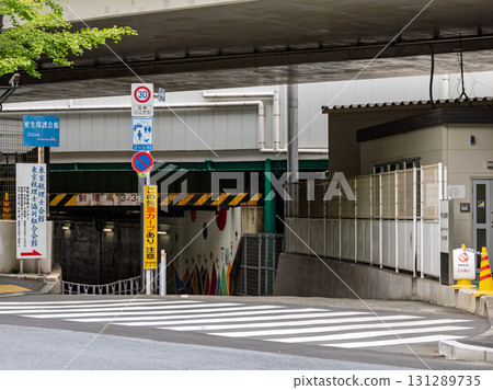 [Zone 30] 標誌，已採取社區道路措施的區域入口 131289735