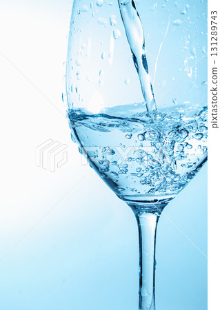 pour water into a cup pour water into a cup 131289743