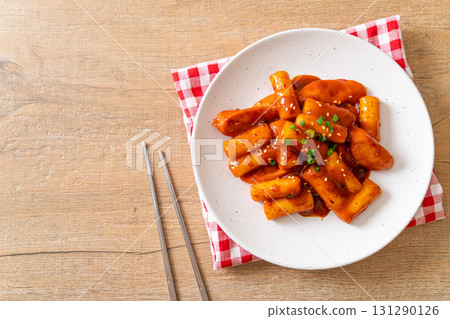 Korean rice cake stick with sausage in spicy sauce - Tteokbokki 131290126