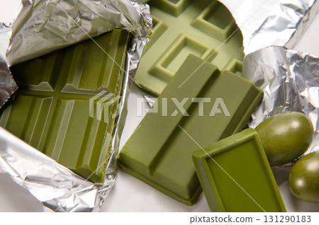 抹茶製成的日本巧克力糖果 抹茶製成的日本巧克力糖果 131290183
