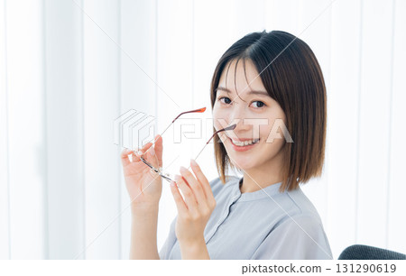 戴眼鏡的年輕女子 131290619