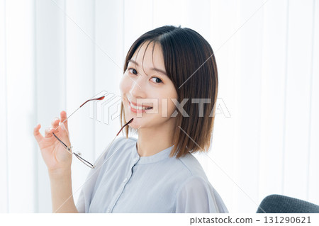 戴眼鏡的年輕女子 131290621