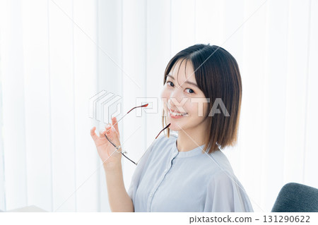 戴眼鏡的年輕女子 131290622