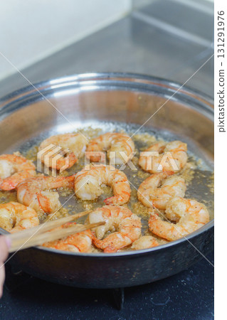 Grilled shrimp in a frying pan (garlic shrimp) - Grilled shrimp turns red 131291976