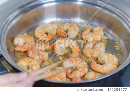 Grilled shrimp in a frying pan (garlic shrimp) - Grilled shrimp turns red 131291977