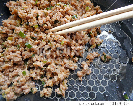 這是製作 Nikumiso 的照片,Nikumiso 是一道具有濃鬱、甜美和辣味的主食。 這是製作 Nikumiso 的照片,Nikumiso 是一道具有濃鬱、甜美和辣味的主食。 131291994