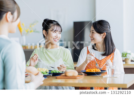 年輕女子在一家咖啡館共進午餐 131292110