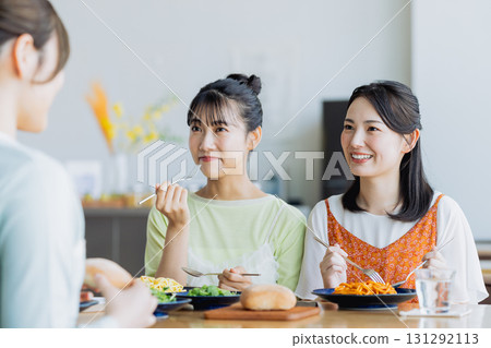 Young woman having lunch at a cafe 131292113