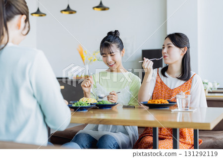 Young woman having lunch at a cafe 131292119
