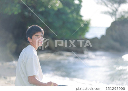 男孩凝視海邊 男孩凝視海邊 131292900