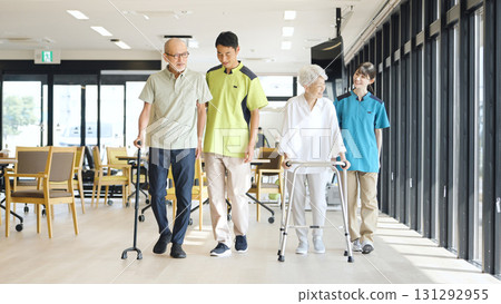 亞洲護理人員支持老年人行走 131292955