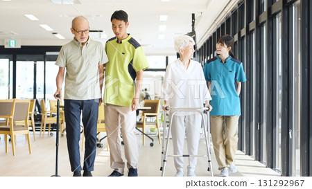 亞洲護理人員支持老年人行走 131292967