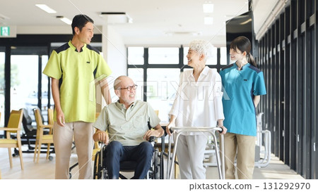 亞洲護理人員支持老年人行走 131292970