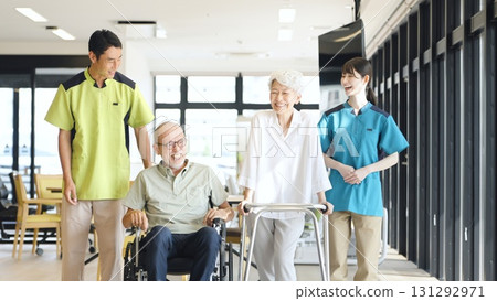 亞洲護理人員支持老年人行走 131292971