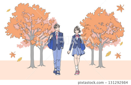 秋季，男女學生沿著綠樹成蔭的小徑散步 131292984