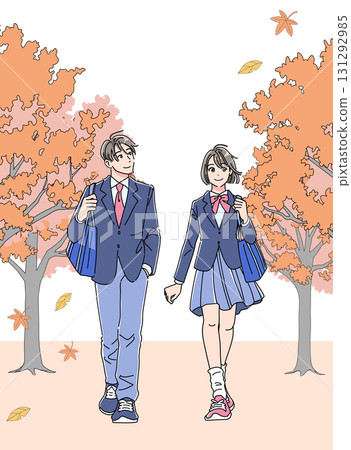 秋天，身著制服的男女沿著綠樹成蔭的道路行走，垂直 131292985
