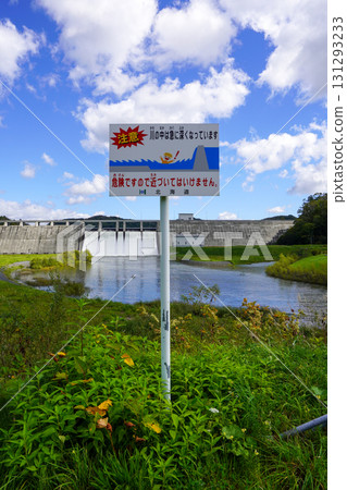 河水會突然變深，因此請不要靠近，因為這很危險。 131293233