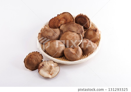 fresh shiitake mushrooms fresh shiitake mushrooms 131293325