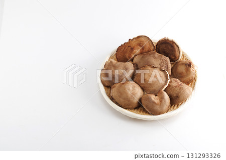 fresh shiitake mushrooms fresh shiitake mushrooms 131293326