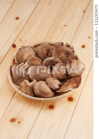 fresh shiitake mushrooms 131293473