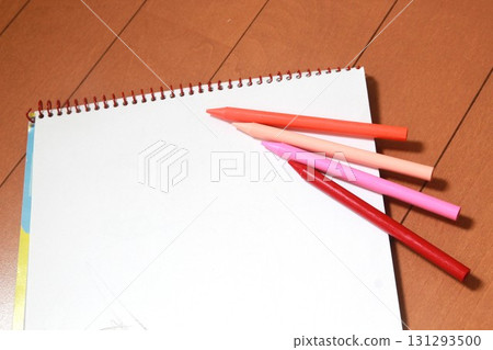 紅色鉛筆和素描本 131293500