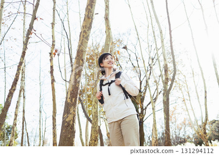 女性攀爬 131294112