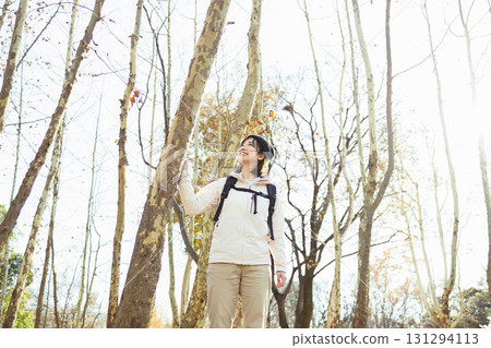 Women climbing Women climbing 131294113