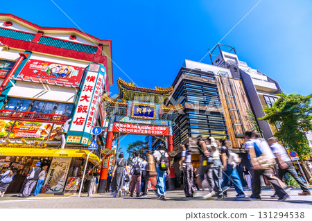 9月26日，日本橫濱市街景。熙熙攘攘的橫濱中華街。一群群遊客穿過善臨門……輝煌的時代……邁向明天 131294538